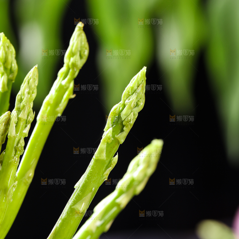 黑石板上的新鲜山东芦笋