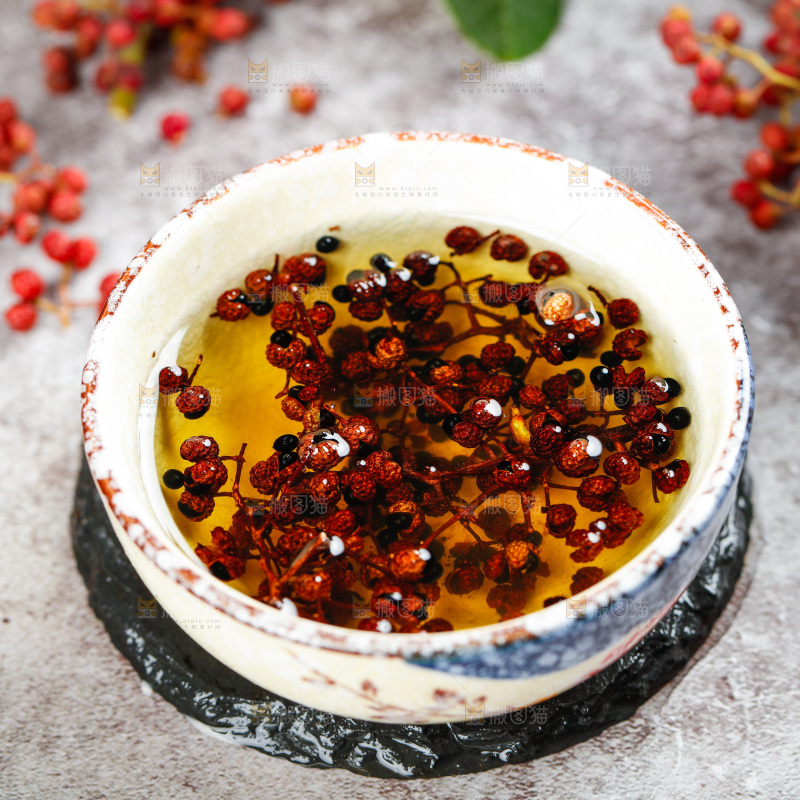 石板上放着一碗花椒油