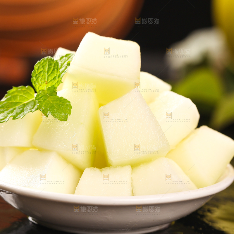 黑底上放着一碟东北香瓜果肉