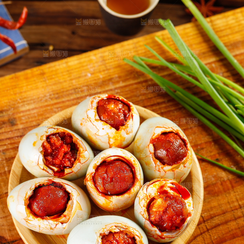 木底上放着一碟剥皮的流油海鸭蛋