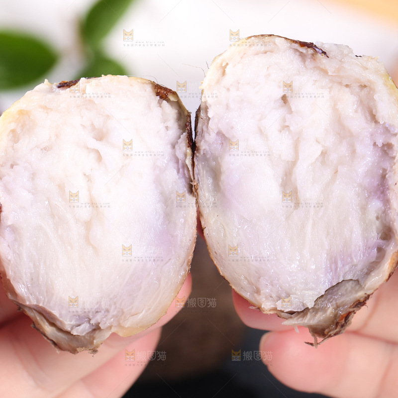 手拿掰开的香芋