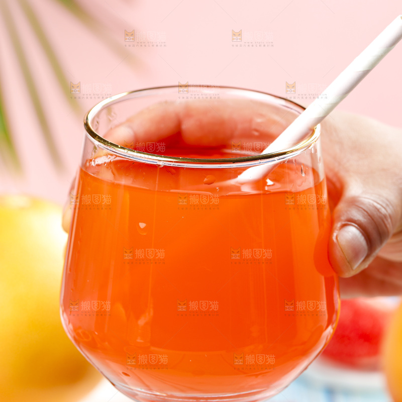 手拿红心西柚果汁