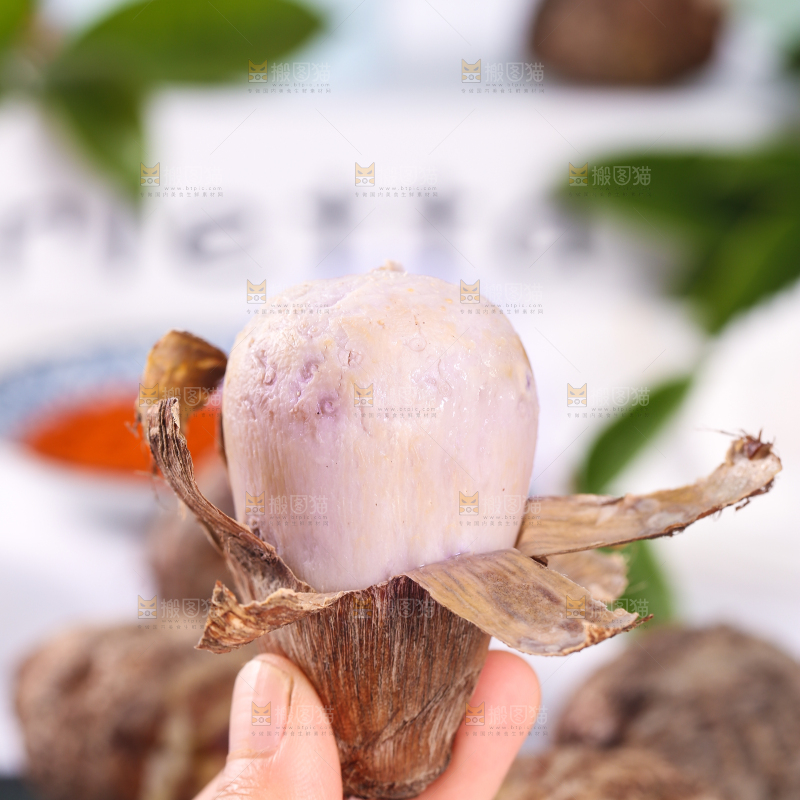 手拿剥皮的熟香芋