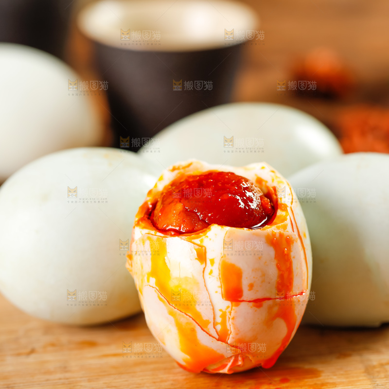 木板上的烤海鸭蛋