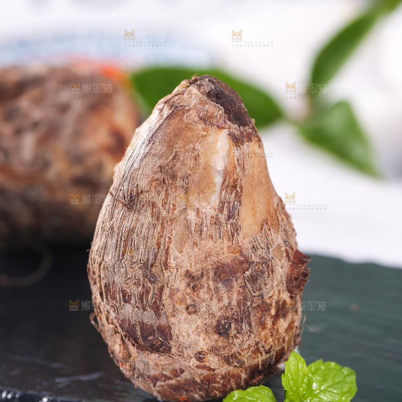 石板上的芋头