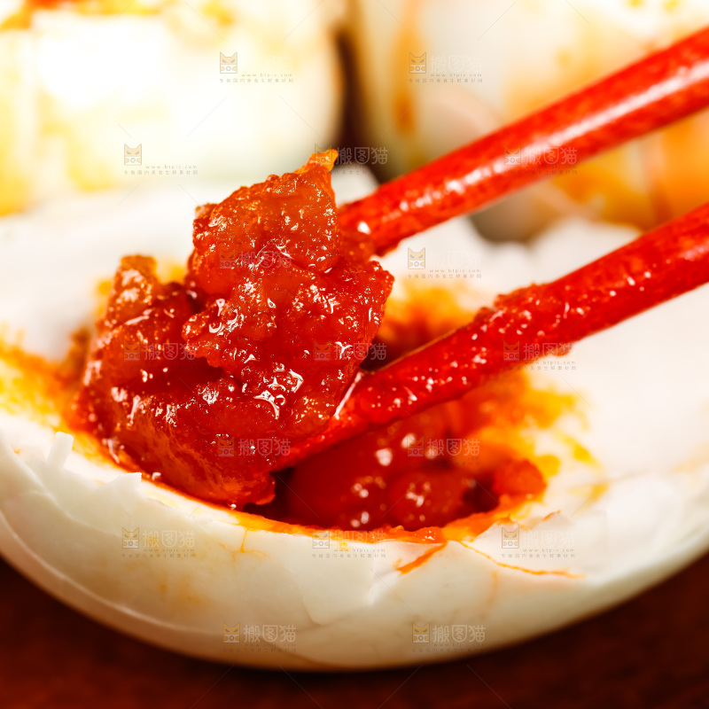 筷子夹着海鸭蛋黄