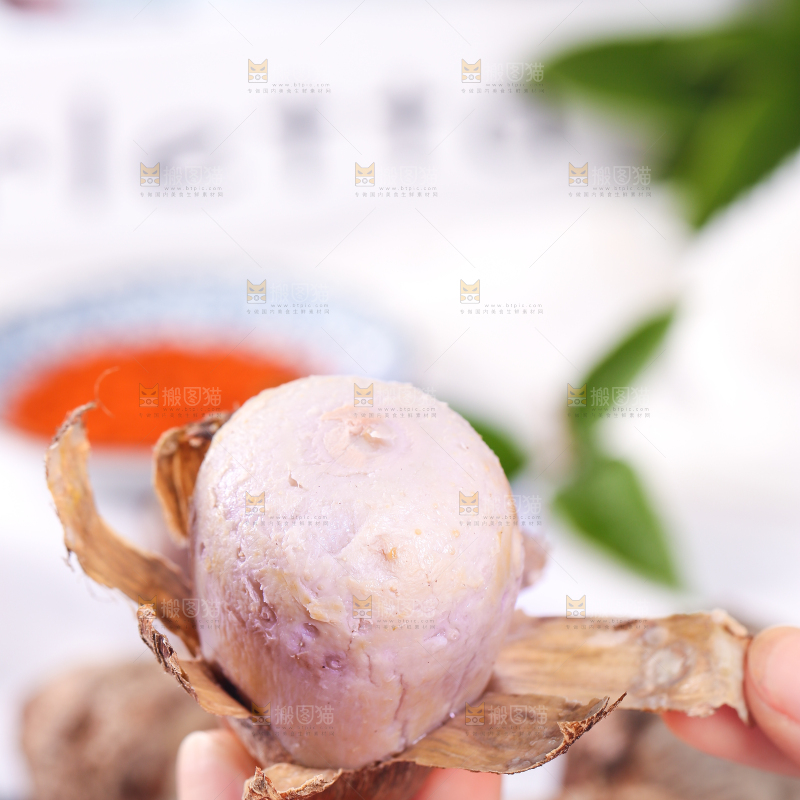 手拿剥皮的熟香芋