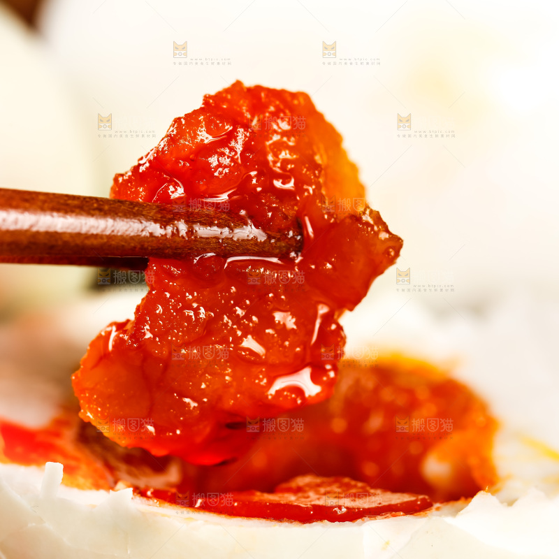 深底上筷子夹着流油的海鸭蛋黄