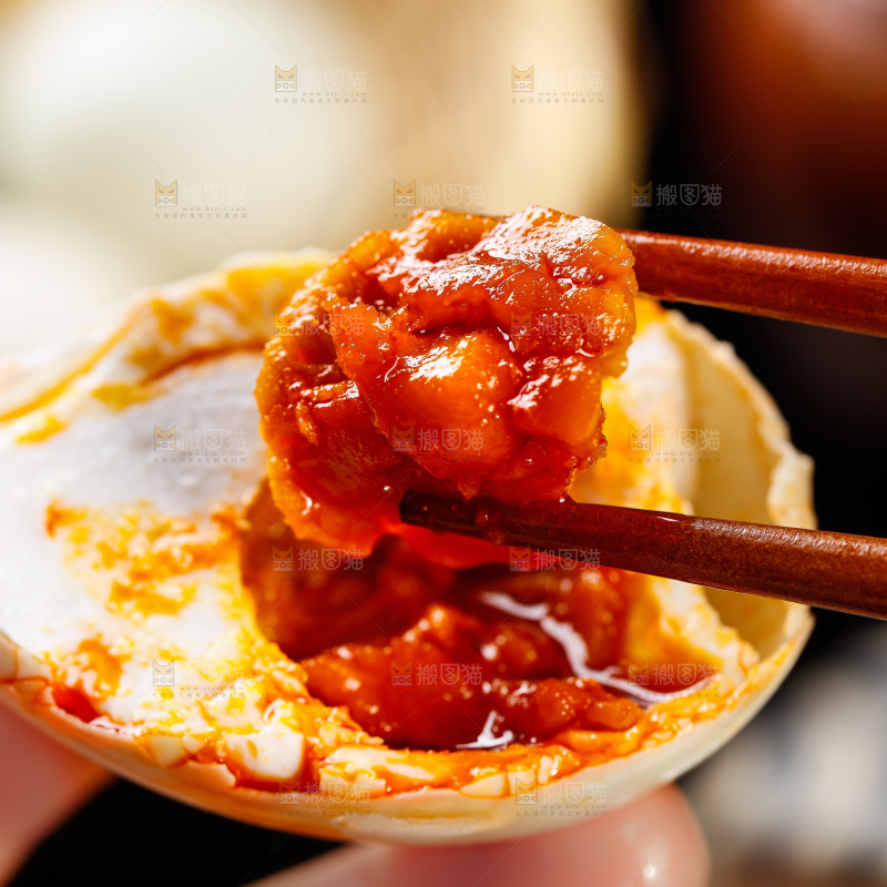 木底上筷子夹着流油的海鸭蛋黄