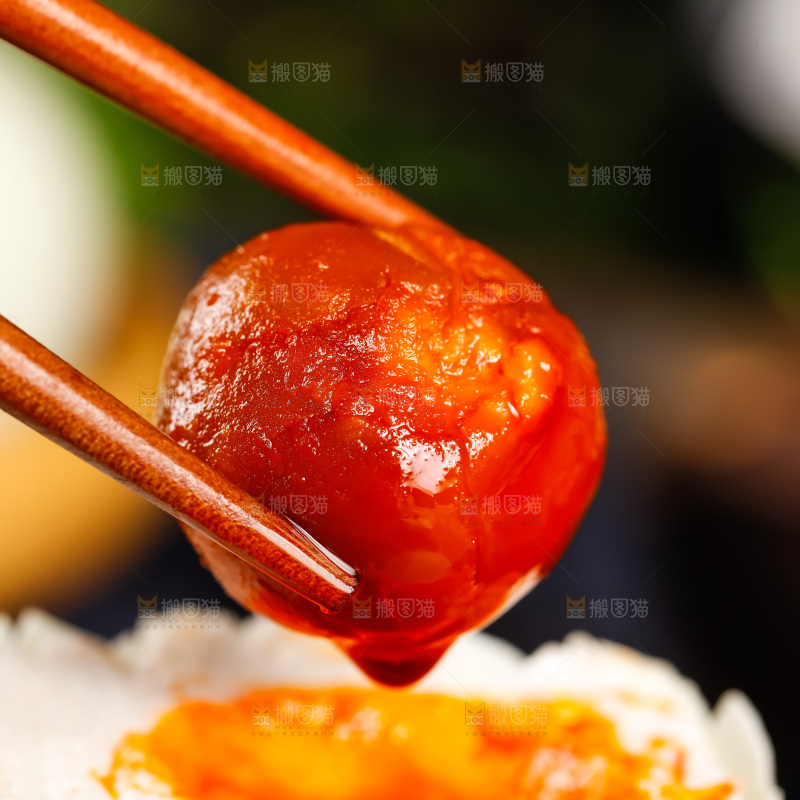 深底上筷子夹着流油的海鸭蛋黄