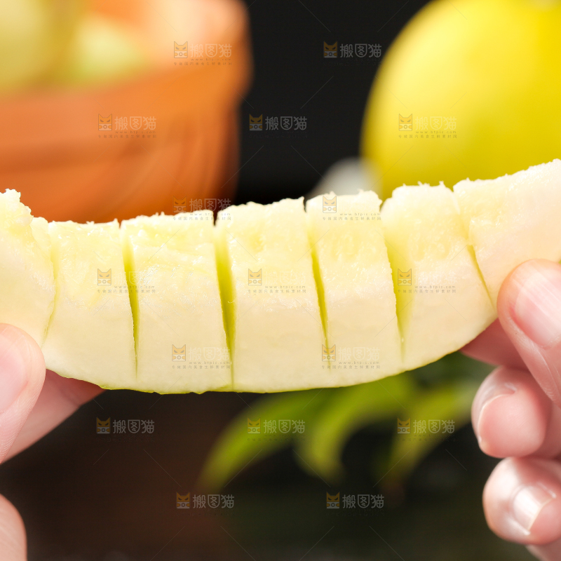 手拿切开的东北香瓜