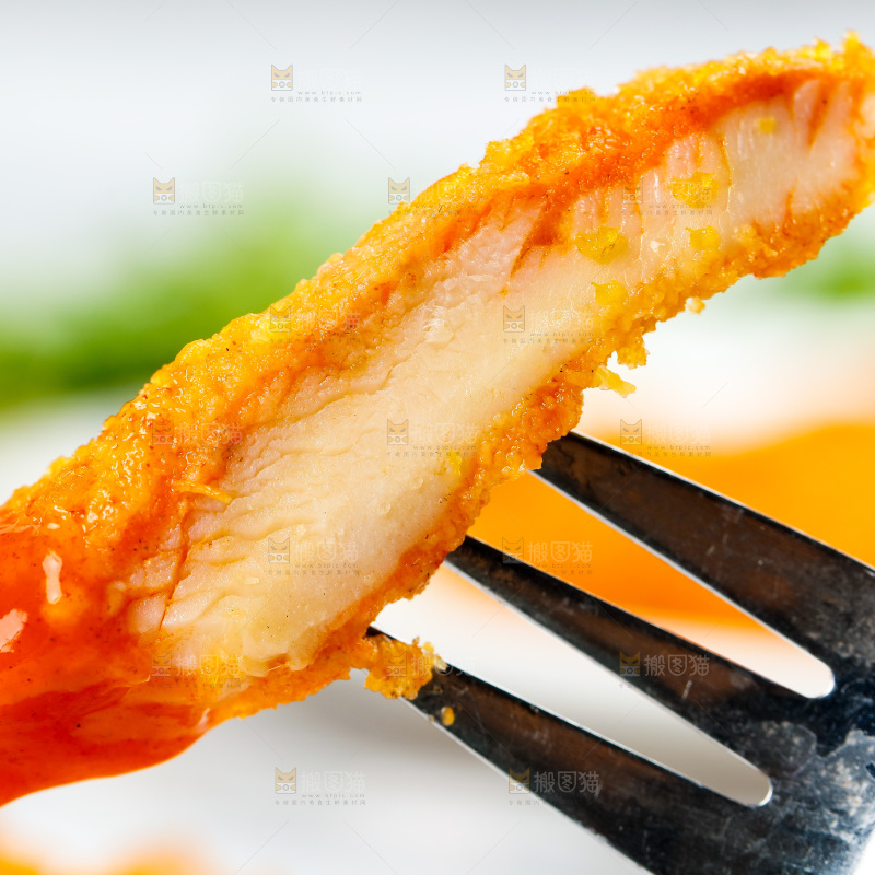 叉子叉着一块炸鸡排