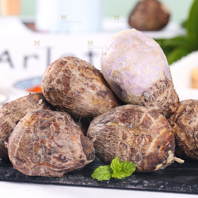石板上放着剥皮的香芋