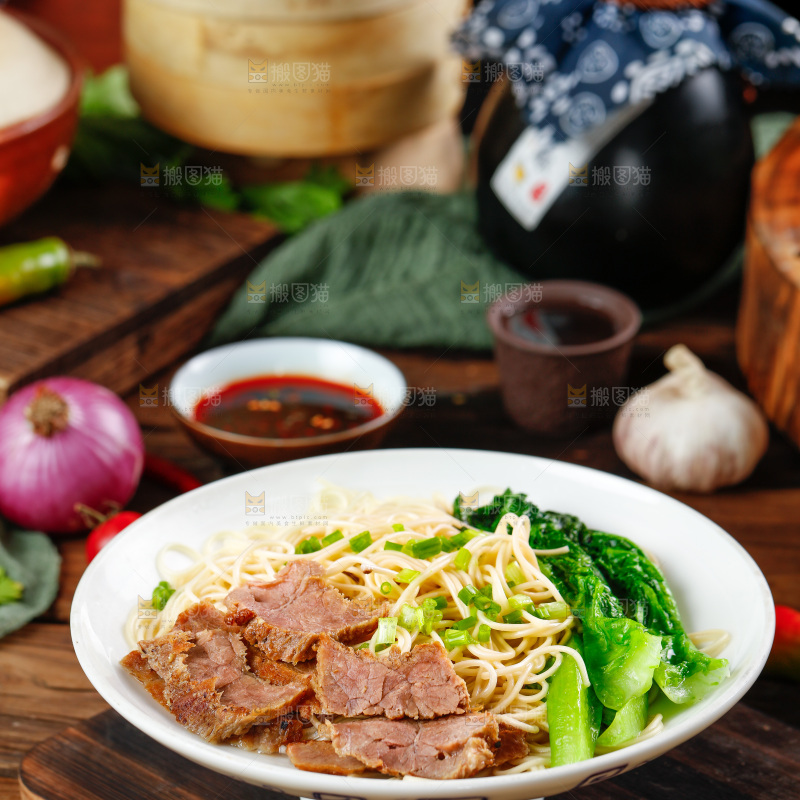 木底上放着一碗牛肉面
