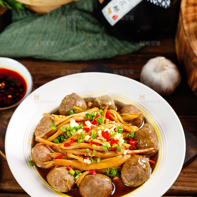 木板上放着一碗香辣肉丸