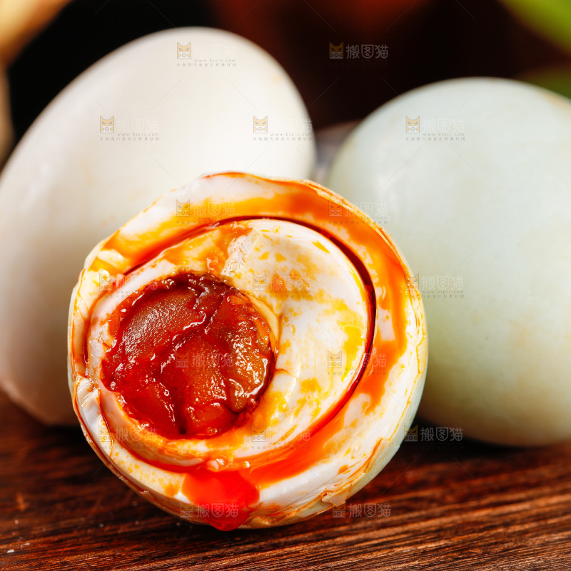木板放着切开的海鸭蛋