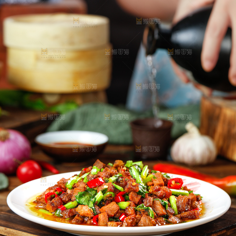 木板上放着一盘香辣肉丁