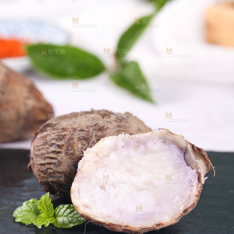 黑石板上放着掰开的荔浦小香芋