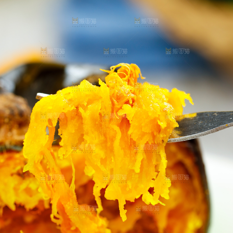 叉子叉着贝贝瓜果肉
