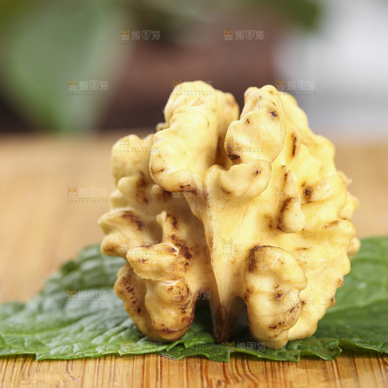 木底上放着新鲜湿核桃果仁