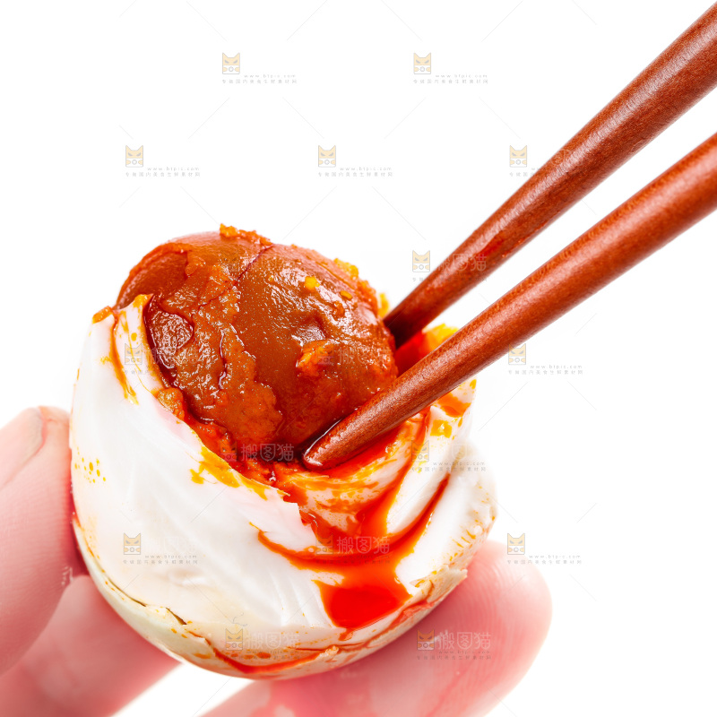 白底上筷子夹着海鸭蛋