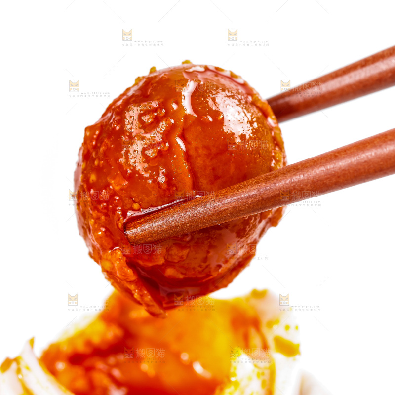 白底上筷子夹着一个海鸭蛋黄