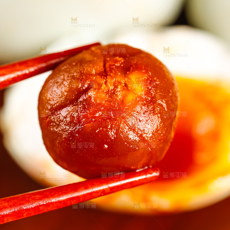 深底上筷子夹着流油的海鸭蛋黄