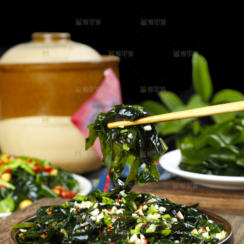 筷子夹着凉拌裙带菜