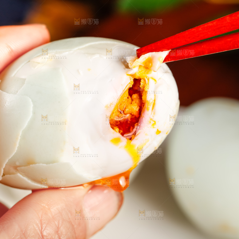 筷子夹着海鸭蛋