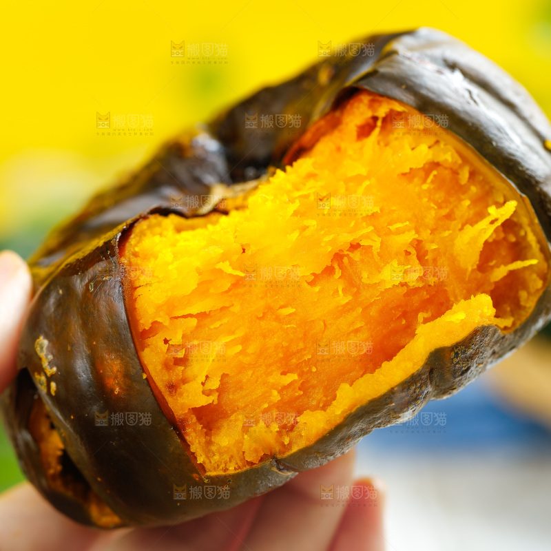 手拿剥皮的贝贝瓜