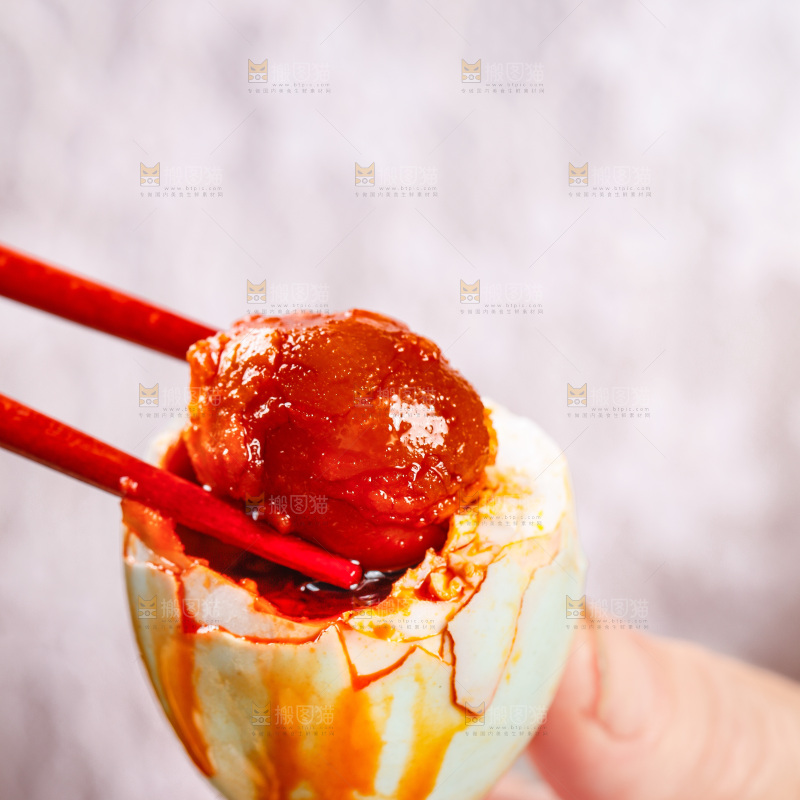 木底上筷子夹着流油的海鸭蛋黄