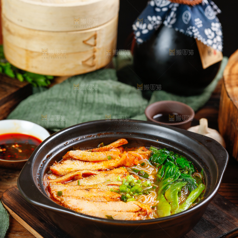 木底上放着一锅肉丝粉