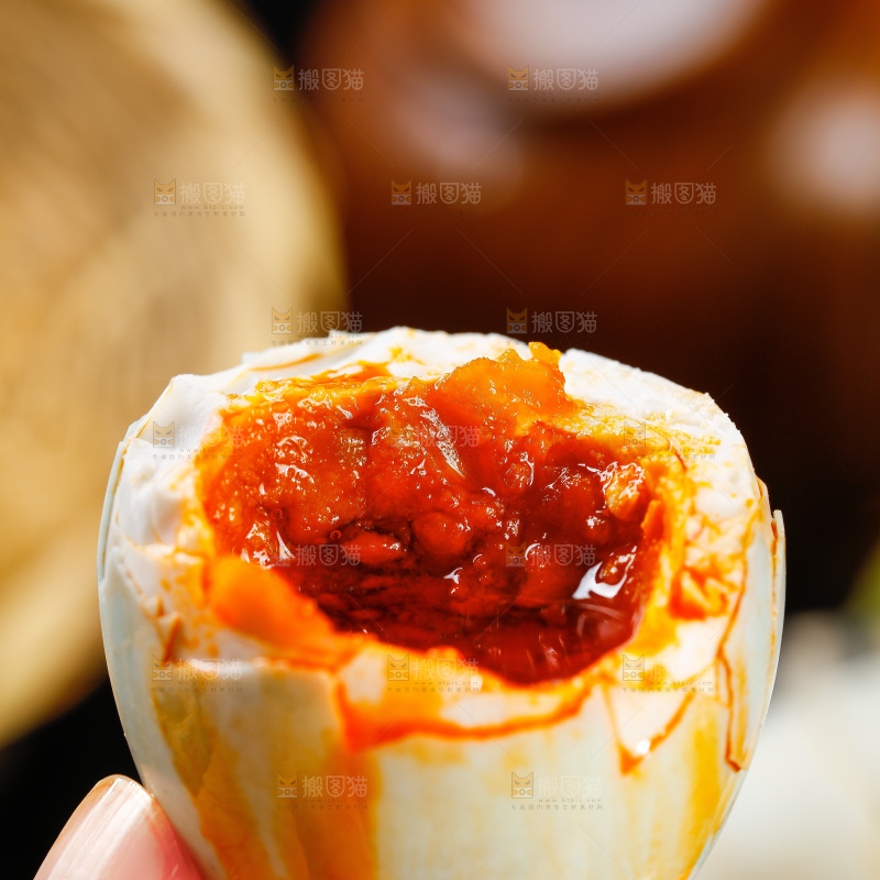 木底上手拿一个海鸭蛋