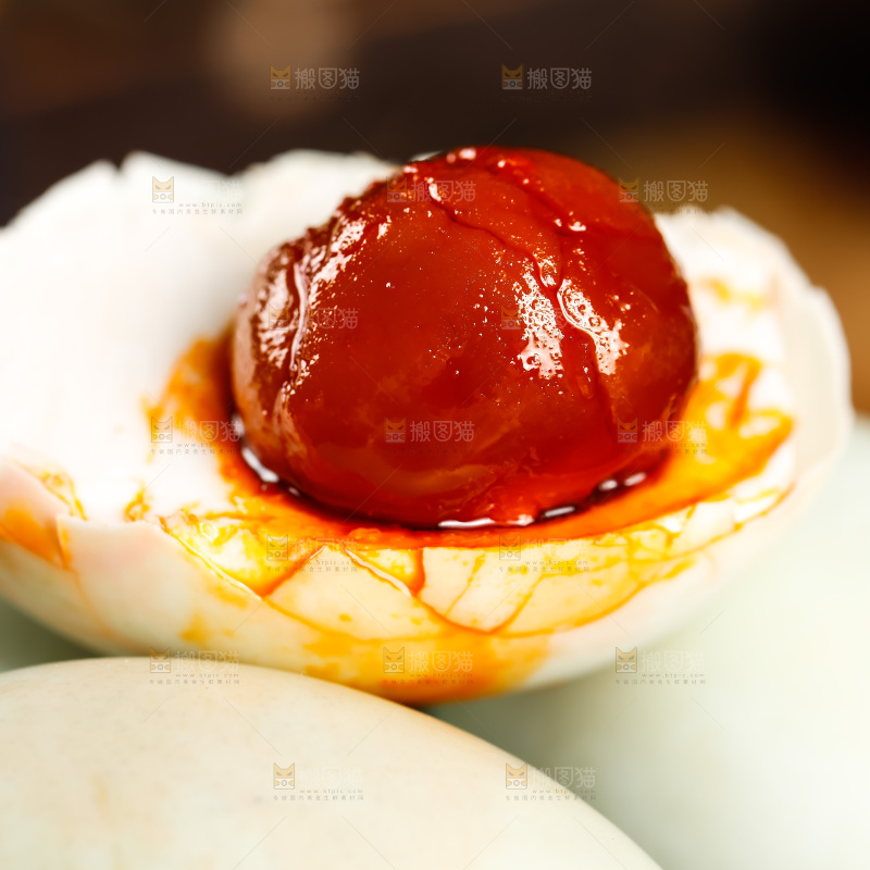 木板上的烤海鸭蛋