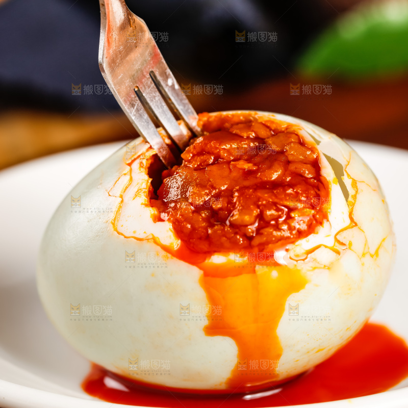 叉子叉着流油的烤海鸭蛋黄