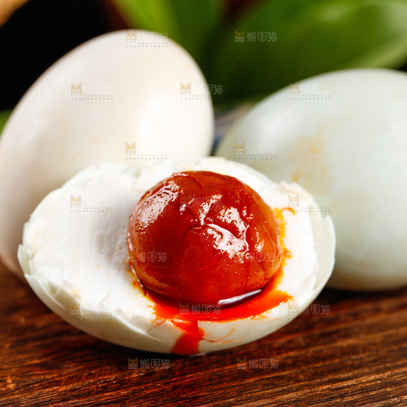 木板上的海鸭蛋