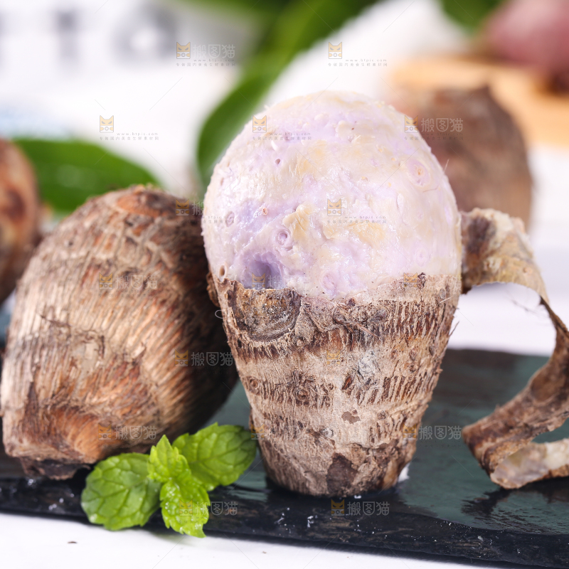 石板上放着剥皮的香芋