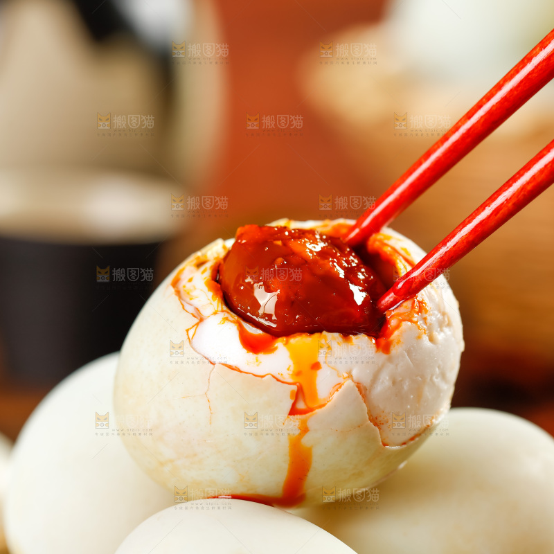 筷子夹着熟海鸭蛋