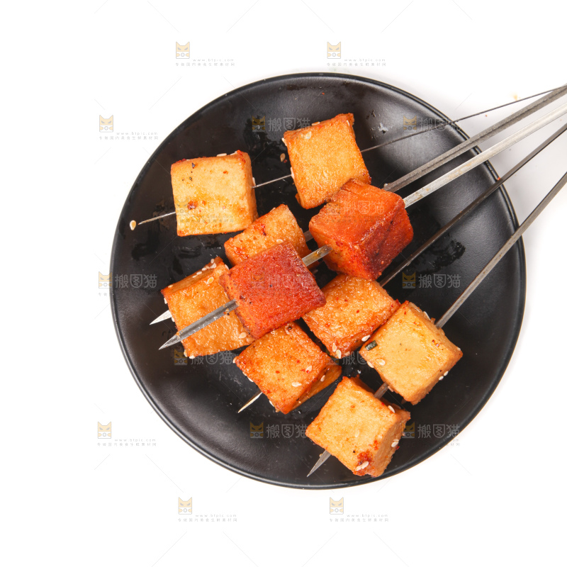 盘子里的豆腐串