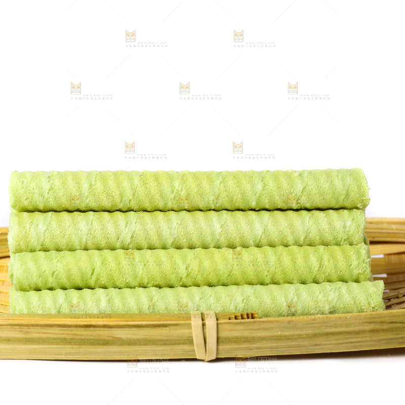 盘子里放着抹茶卷