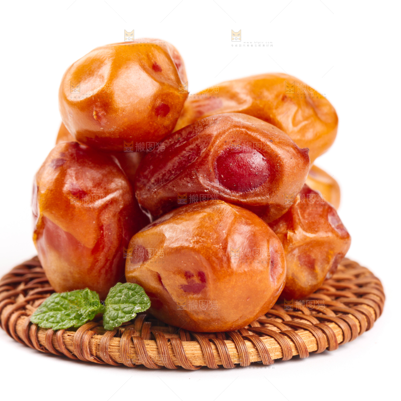 垫子上放着黄椰枣