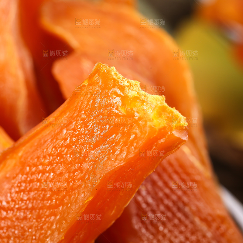 木底上放着一碗地瓜干