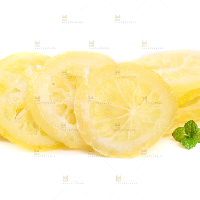 白底上放着干柠檬片