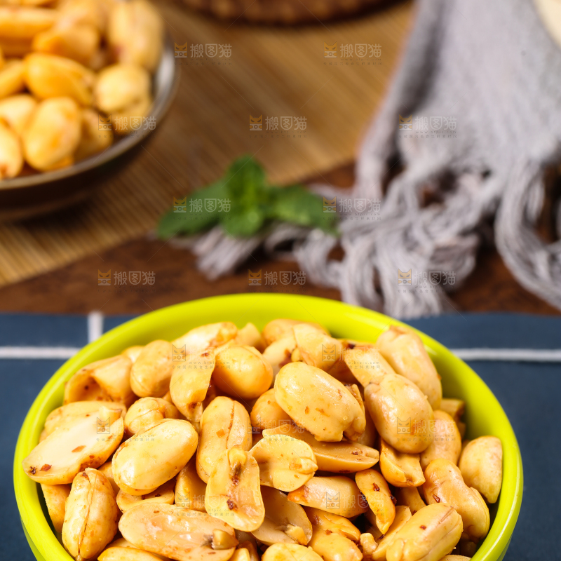 盘子里装着酒鬼花生