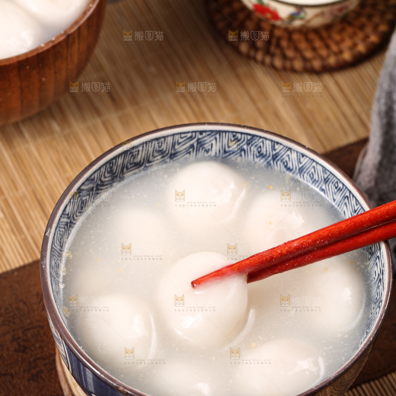 汤碗里放着汤圆