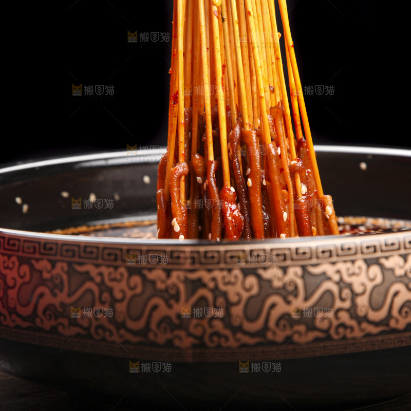 锅里放着鸭肠串