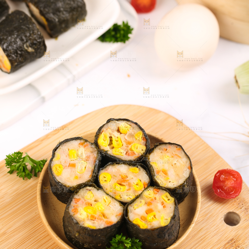 木板上的玉米紫菜卷