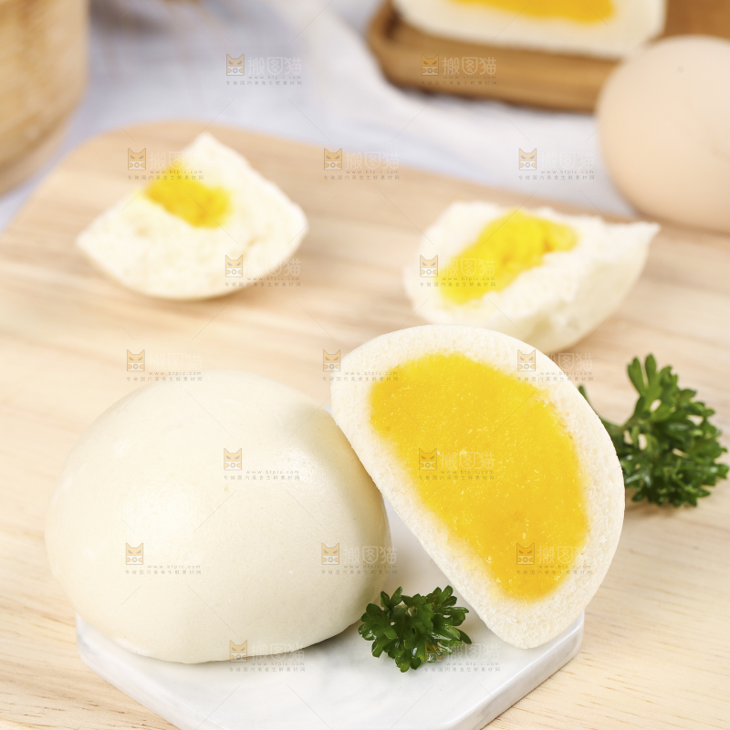 石板上放着奶黄包