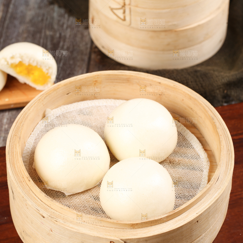 蒸笼里放着奶黄包