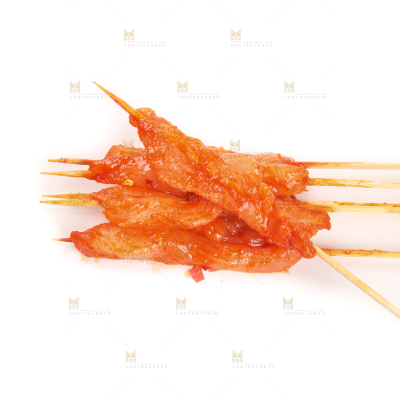白底上放着肉串